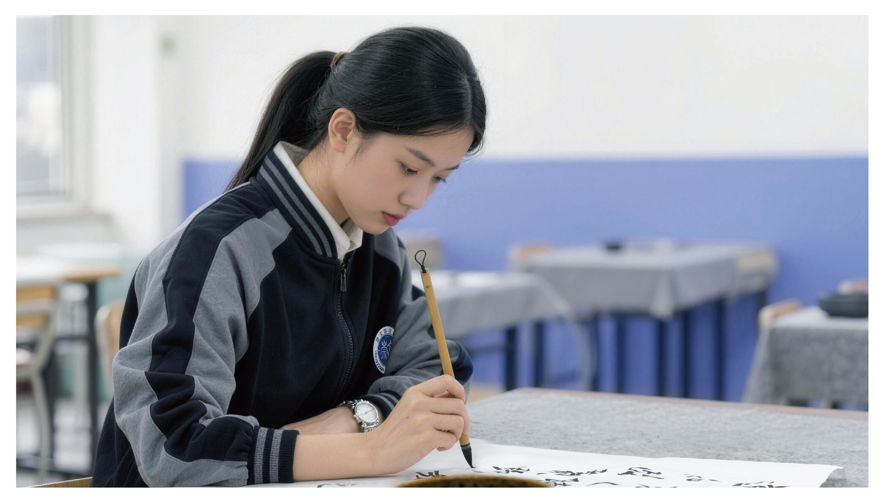书法社团以汉字为载体，传承中华优秀传统文化，培养学生静心专注的品格。从基础笔画到章法布局，引导学生循序渐进地掌握书写技巧。